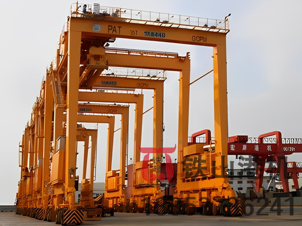 江蘇泰州輪胎式集裝箱龍門吊廠家夜間智能照明系統(tǒng)保障24小時高效運轉